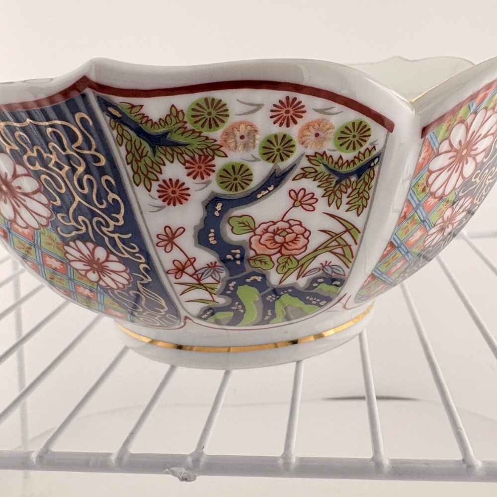 Japanese Imari Porcelain Bowl Floral with Gold Trim Scalloped Edge 7” Diameter